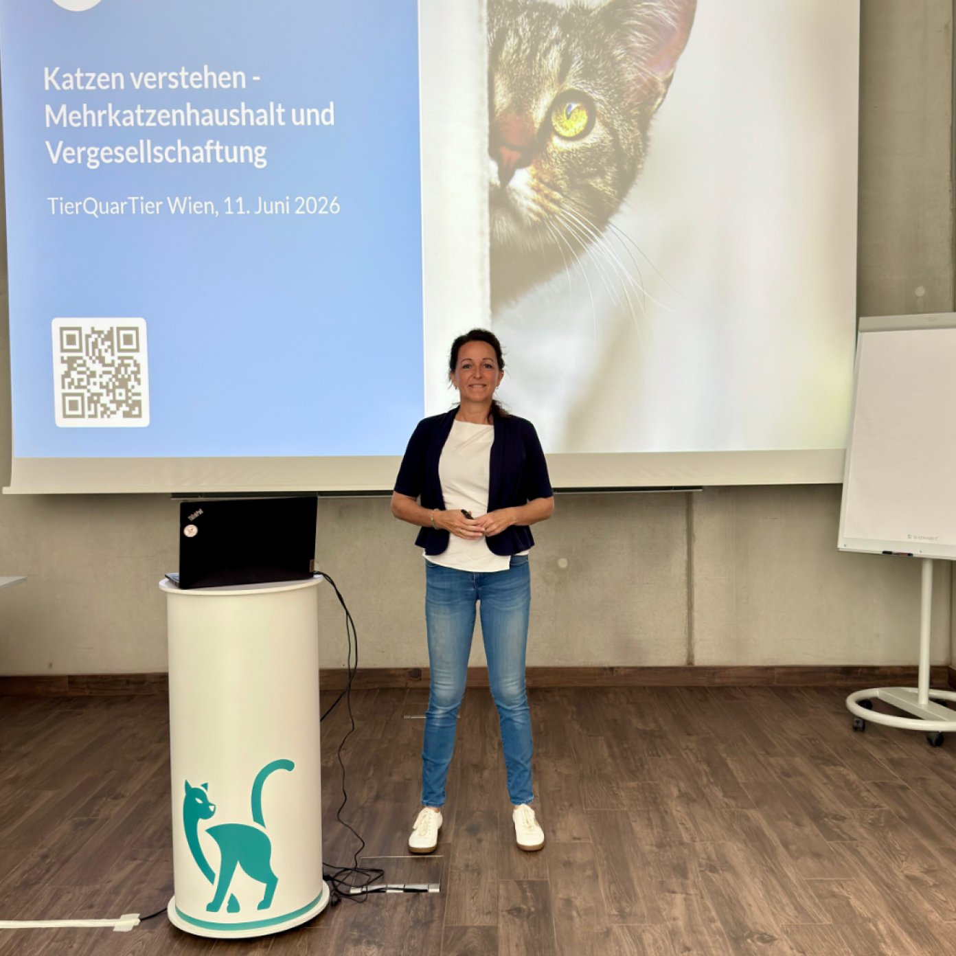 Vortrag im TierQuarTier Wien 2026: Sonja Hurter steht vor der Leinwand
mit der Titelfolie "Katzen verstehen"