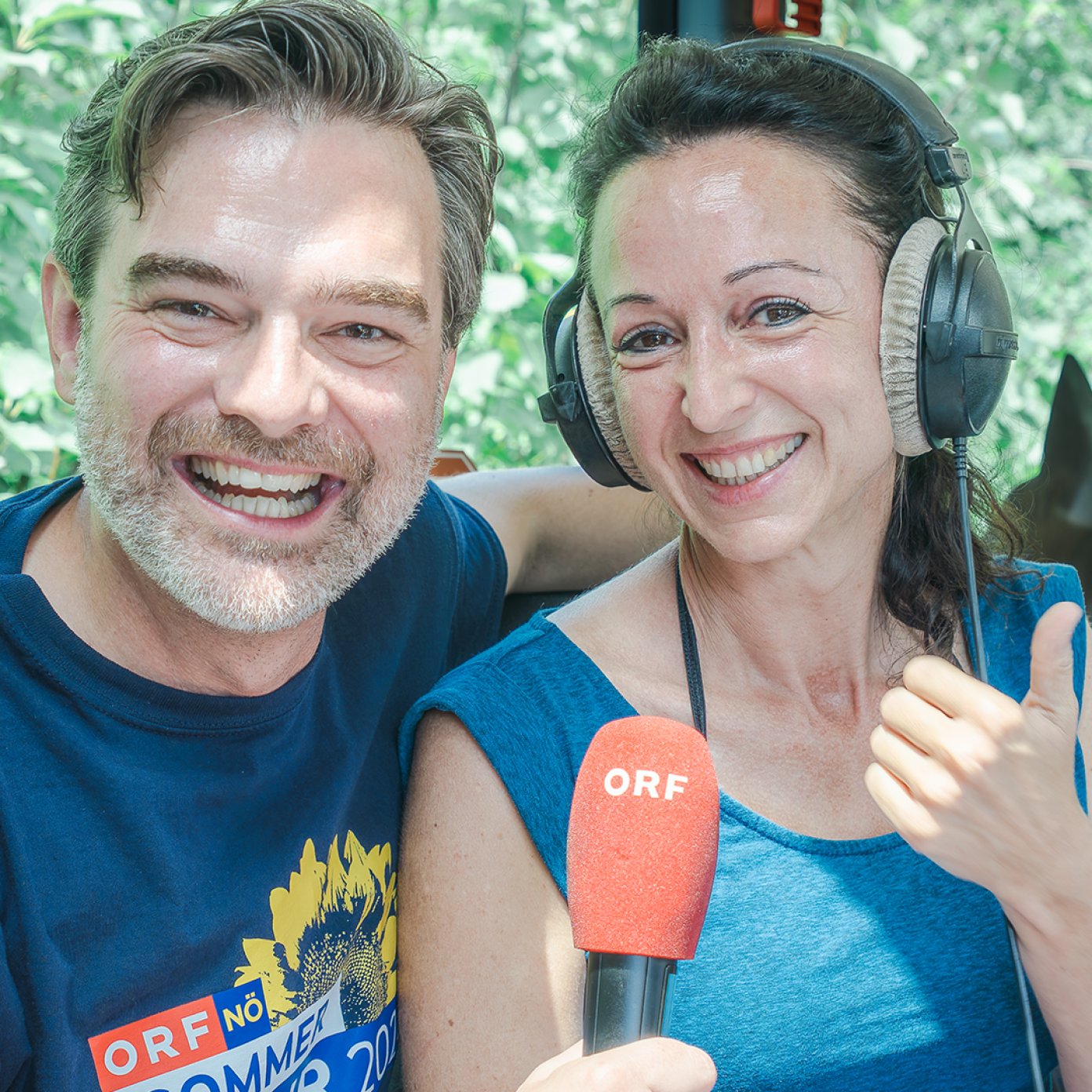Interview bei der ORF Niederösterreich Sommertour 2024: Sonja Hurter mit
Kopfhörern und ORF-Mikrofon neben Moderator Clemens Krautzer, beide lachend